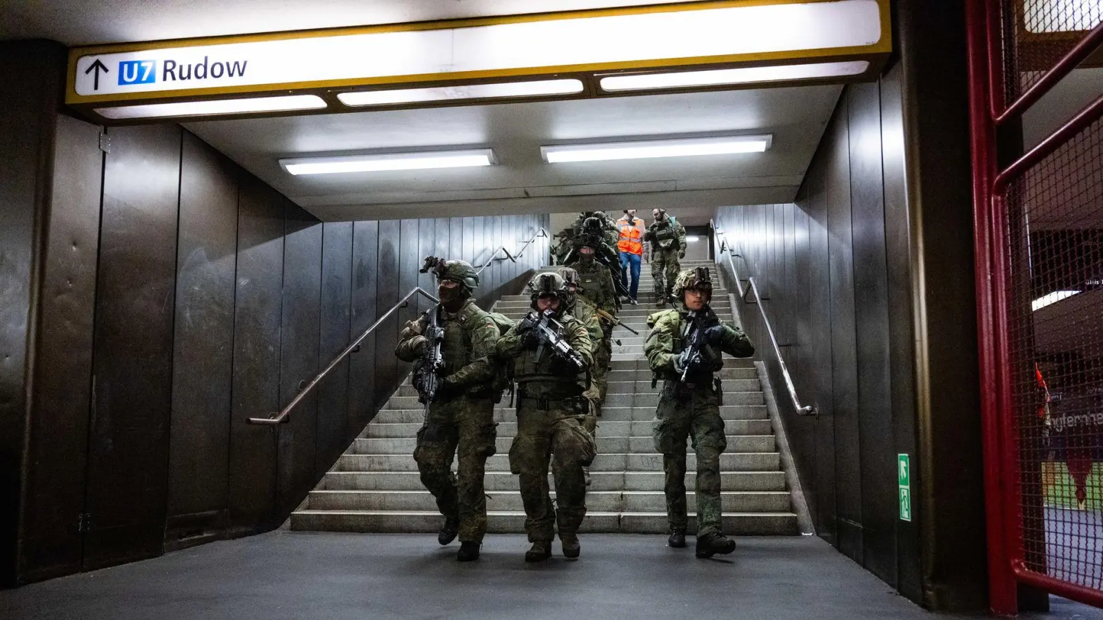 Bundeswehrsoldaten laufen eine Treppe im U-Bahnhof Jungfernheide herunter.  (Foto: Christophe Gateau/dpa)