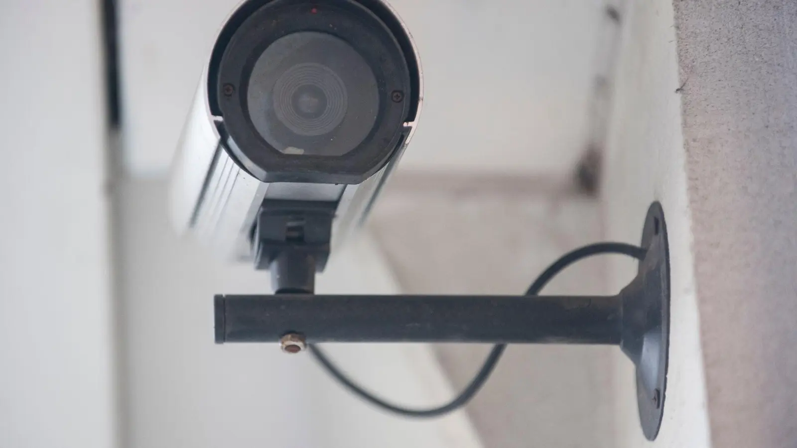 Eine Datenschutzbehörde darf gegen eine möglicherweise falsch eingestellte Videoüberwachung einschreiten, wenn konkrete Anhaltspunkte dafür vorliegen, dass personenbezogene Daten verarbeitet werden. (Foto: Robert Günther/dpa-tmn)