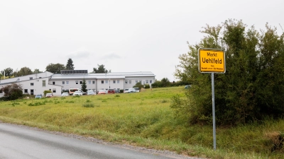 Das Dreifach-Eckgrundstück am kleinen Zeckernberg in Uehlfeld ist nicht vom Glück verfolgt. Nach den Plänen mit den hohen Häusern vor Jahren hat sich nun auch das Blau-Kreuz-Projekt dort zerschlagen. (Foto: Evi Lemberger)