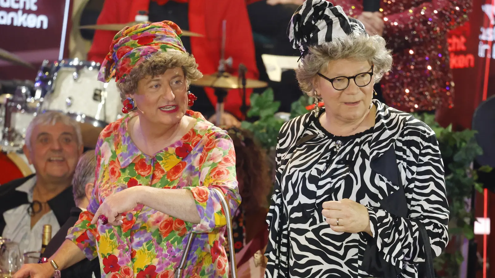 Stammgäste bei der „Fastnacht in Franken”: Waltraud und Mariechen, Volker Heissmann (links) und Martin Rassau). (Foto: Reinhard Zichy)