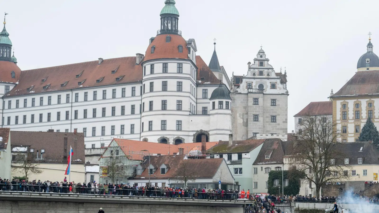 In Neuburg an der Donau gibt es im Rennen um das Oberbürgermeisteramt eine Stichwahl zwischen schwarzem und grünem Kandidaten. (Archivbild)  (Foto: Stefan Puchner/dpa)