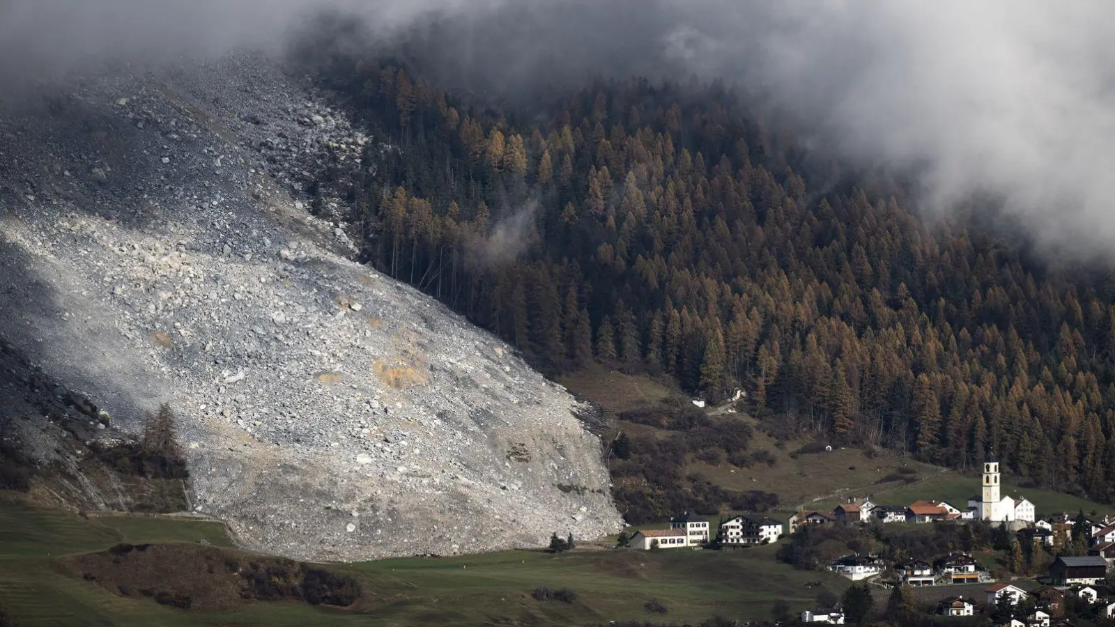 Gefahr gebannt: die Einwohner von Brienz dürfen zurück. (Archivbild) (Foto: Gian Ehrenzeller/KEYSTONE/dpa)