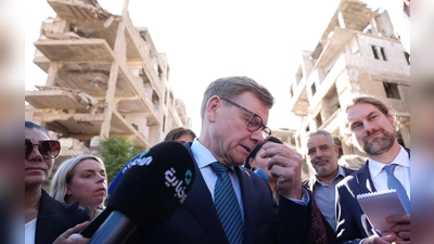 Außenminister Johann Wadephul (CDU) am Donnerstag in Harasta, einer weitgehend zerstörten Stadt Harasta, einer Vorstadt von Damaskus. Äußerungen über die Rückkehr von Syrern lösten Irritationen in den Reihen der Union aus. (Foto: Marcus Brandt/dpa)