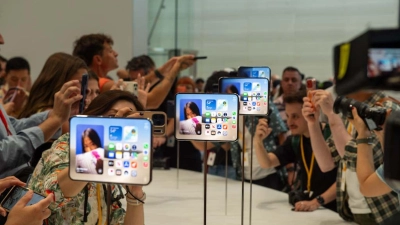 Mit dem Format des iPhone Duo sollen Nutzer Apple zufolge besser von dem größeren inneren Display profitieren als bei Modellen der Konkurrenz. (Foto: Andrej Sokolow/dpa)
