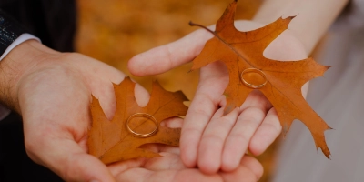 Die Trauringe sind auch nach der Hochzeit noch ein Zeichen für die ewige Verbundenheit des Paares und erinnern immer wieder an den großen Tag.  (Foto: Pexels)