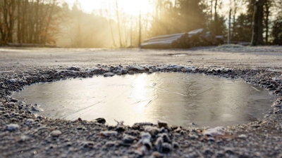 Auf den Straßen kann es wieder glatt werden (Archivbild).  (Foto: Uwe Anspach/dpa)