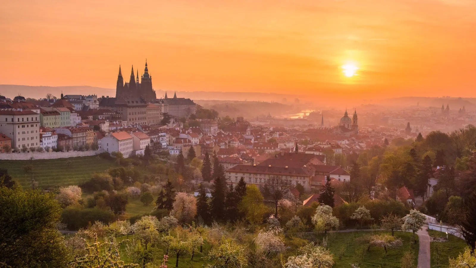 Vom Hausberg Petřín hat man einen wundervollen Blick auf die „Goldenen Stadt“. (Foto: Petr Čech/CzechTourism/dpa-tmn)