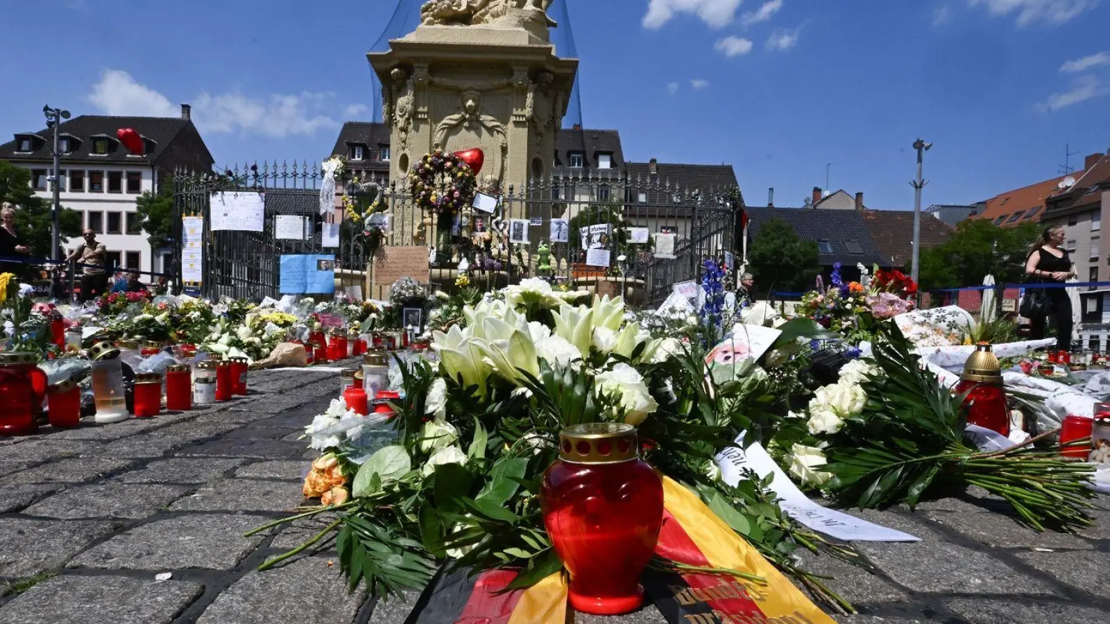 Ein Trauerkranz des Bundespräsidenten liegt auf dem Marktplatz in Mannheim. (Foto: Bernd Weißbrod/dpa)