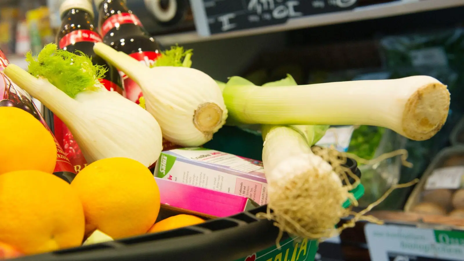 Biolebensmittel sollten nach dem Willen der Grünen von der Mehrwertsteuer befreit werden. Das würde dafür sorgen, dass sich mehr Menschen das gesunde Essen leisten könnten. Auch die Landwirte in Bayern würden davon profitieren. (Illustration) (Foto: Inga Kjer/dpa)