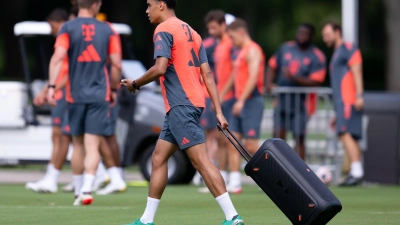 Jamal Musiala zieht eine Musikbox auf den Trainingsplatz. Gegen Flamengo soll der Bayern-Star auf dem Platz für die Musik sorgen. (Foto: Sven Hoppe/dpa)