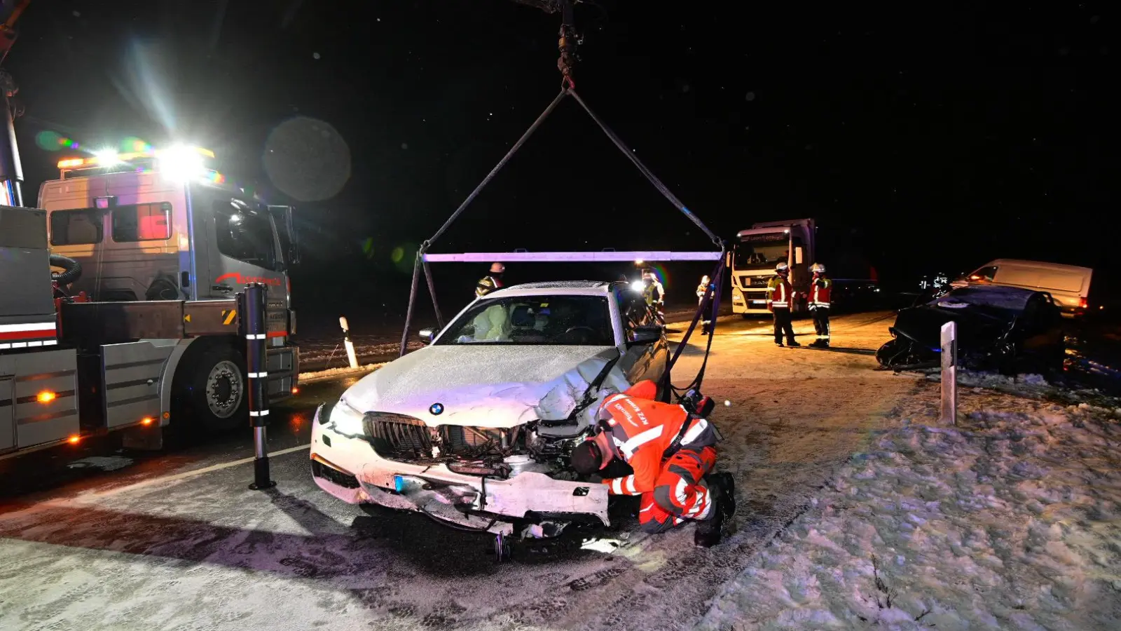 Einsatzkräfte der Feuerwehr unterstützen bei den Bergungsarbeiten. (Foto: Jim Albright)