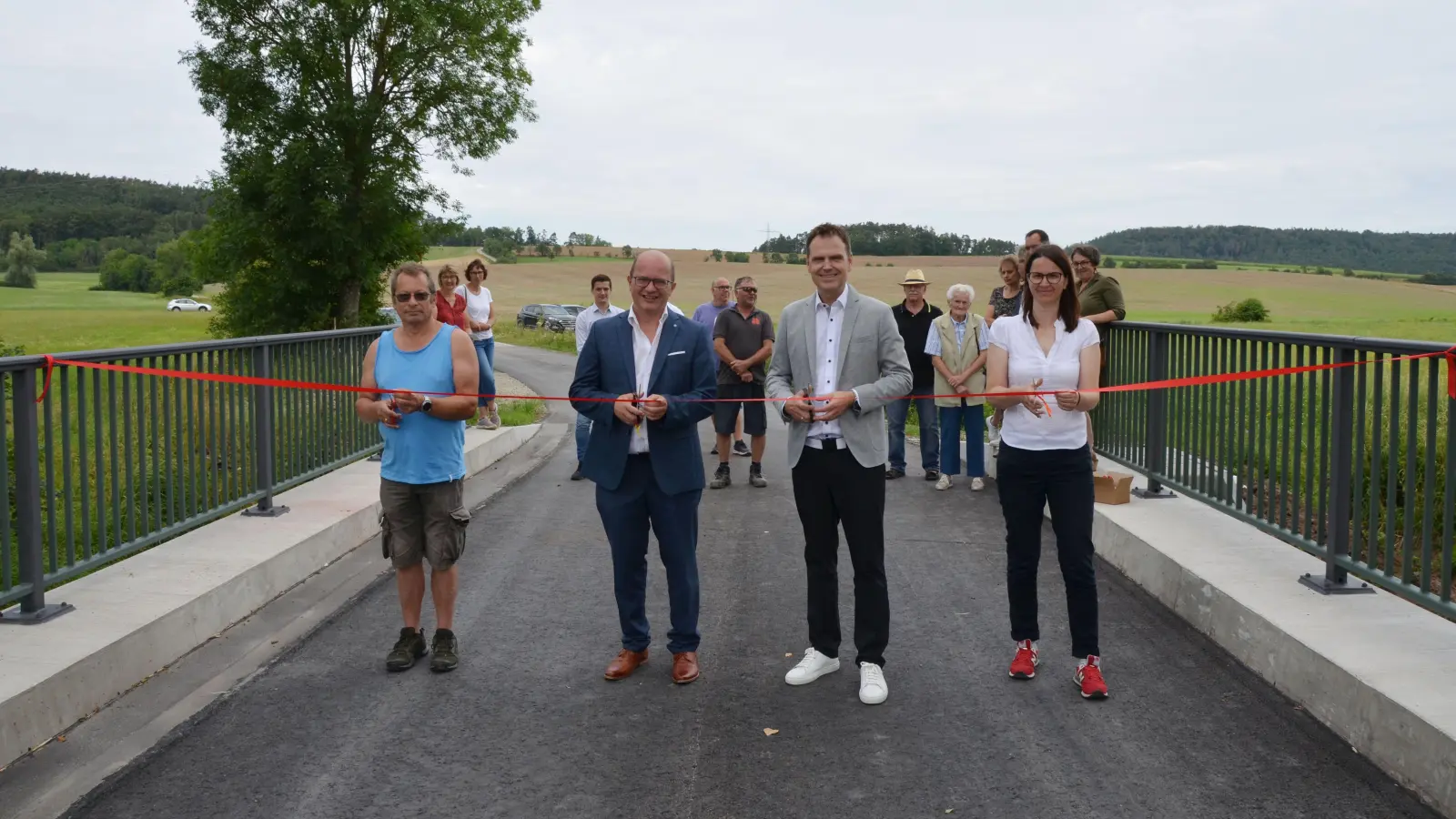 Der Ersatzneubau der Zeilfurtsbrücke ist nun offiziell eröffnet worden. Das Band haben durchgeschnitten (von links) Egon Gilch von der ausführenden Baufirma, Bürgermeister Reiner Hufnagel, Landrat Dr. Christian von Dobschütz und Stefanie Stahl vom Ingenieurbüro für Umwelt- und Tiefbautechnik. (Foto: Yvonne Neckermann)