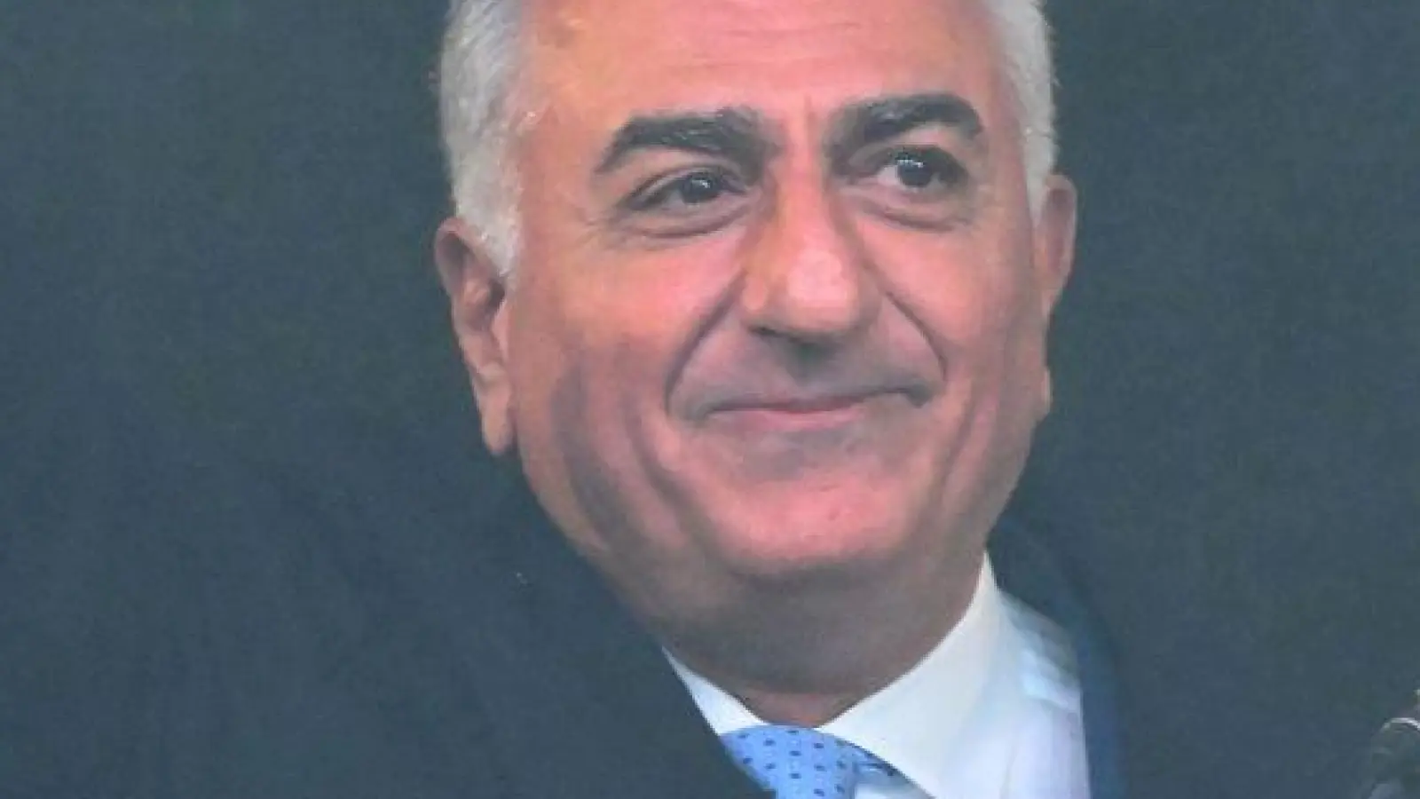 Jubel gab es für Reza Pahlavi, den Sohn des gestürzten iranischen Schahs Mohammad Reza Pahlavi, der zusammen mit seiner Frau Yasmine bei der Groß-Demonstration auf der Theresienwiese in München auftrat. (Foto: Felix Hörhager/dpa)