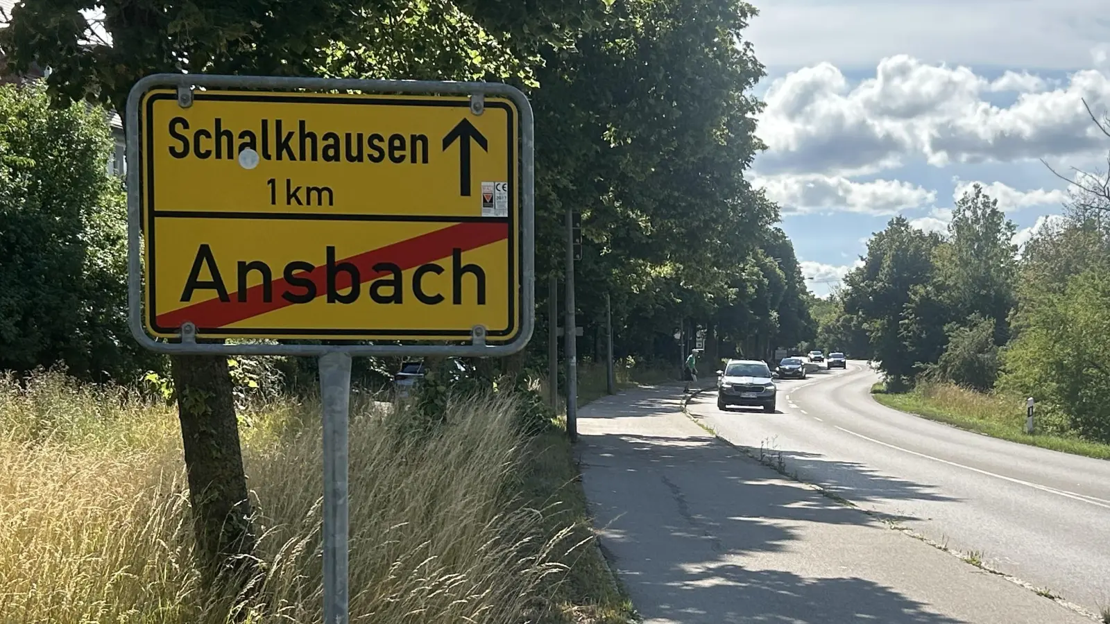 Dieses Ortsschild wollen die Grünen ein paar hundert Meter nach Westen versetzt haben. Sicherheit und Ruhe stehen dabei im Fokus.  (Foto: Florian Pöhlmann)