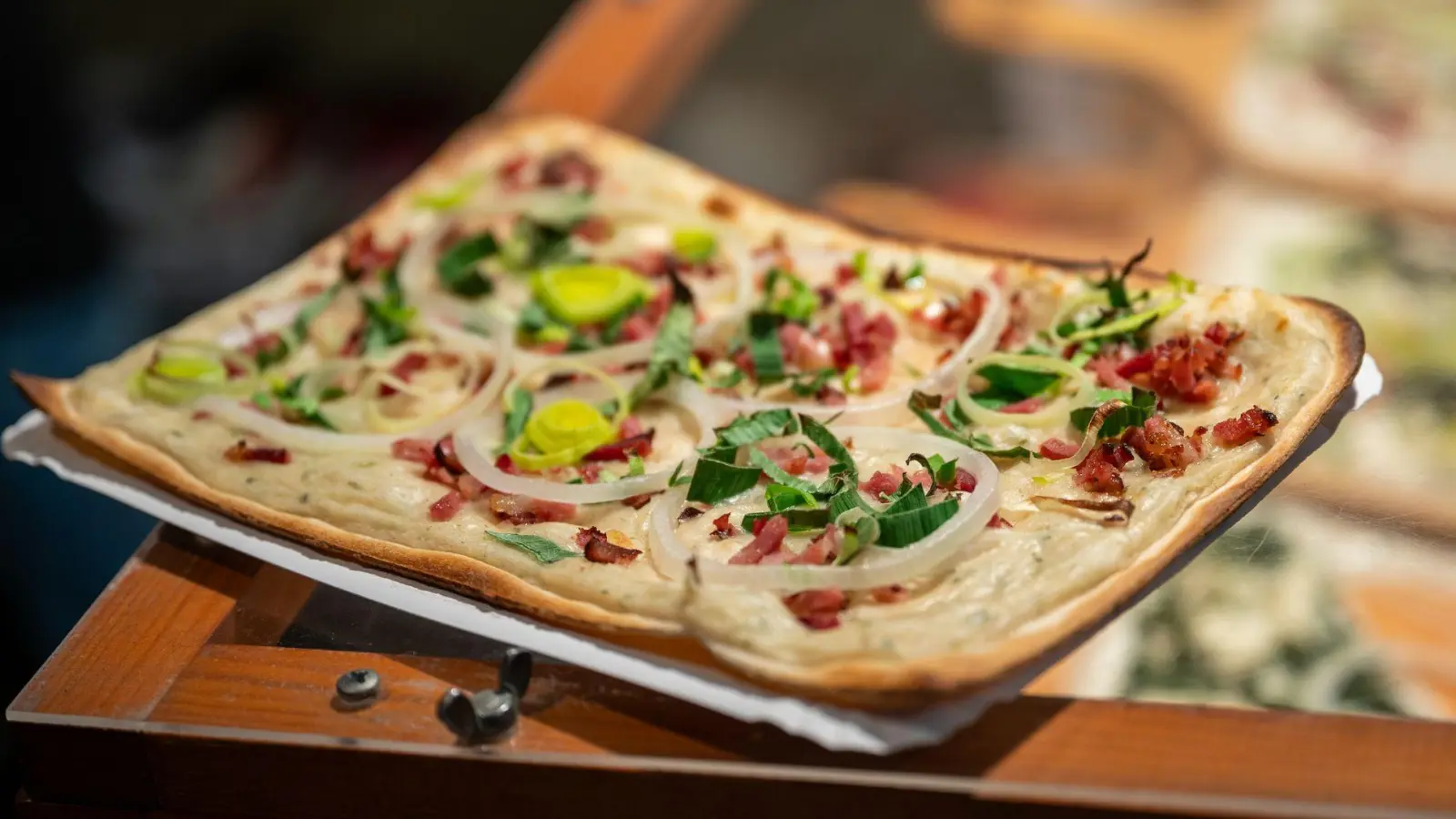 Der Klassiker nach Elsässer Art: Flammkuchen mit Lauch, Speck und Zwiebeln.  (Foto: Nico Tapia/dpa-tmn)