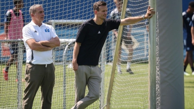 Die HSV-Macher arbeiten weiter zusammen: Sportdirektor Claus Costa (r) und Sportvorstand Stefan Kuntz. (Foto: Christian Charisius/dpa)