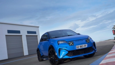 Aus dem Renault R5 wird der sportliche Elektro-Kleinwagen Alpine A290. (Foto: Yannick Brossard/DPPI/Renault/dpa-tmn)