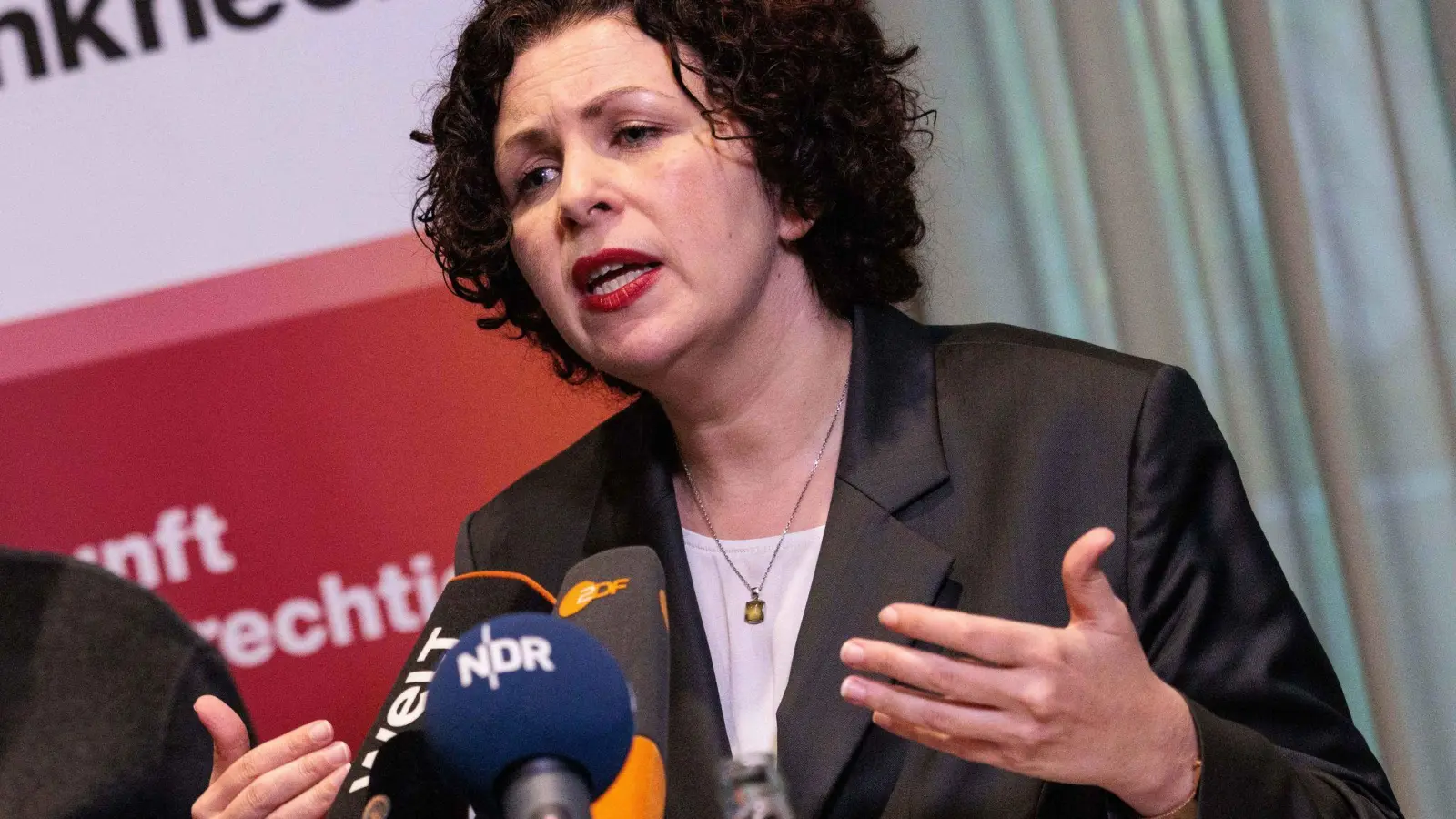 Co-Chefin Amira Mohamed Ali lässt offen, ob sie weiterhin an der Parteispitze stehen will. (Foto: Carsten Koall/dpa)