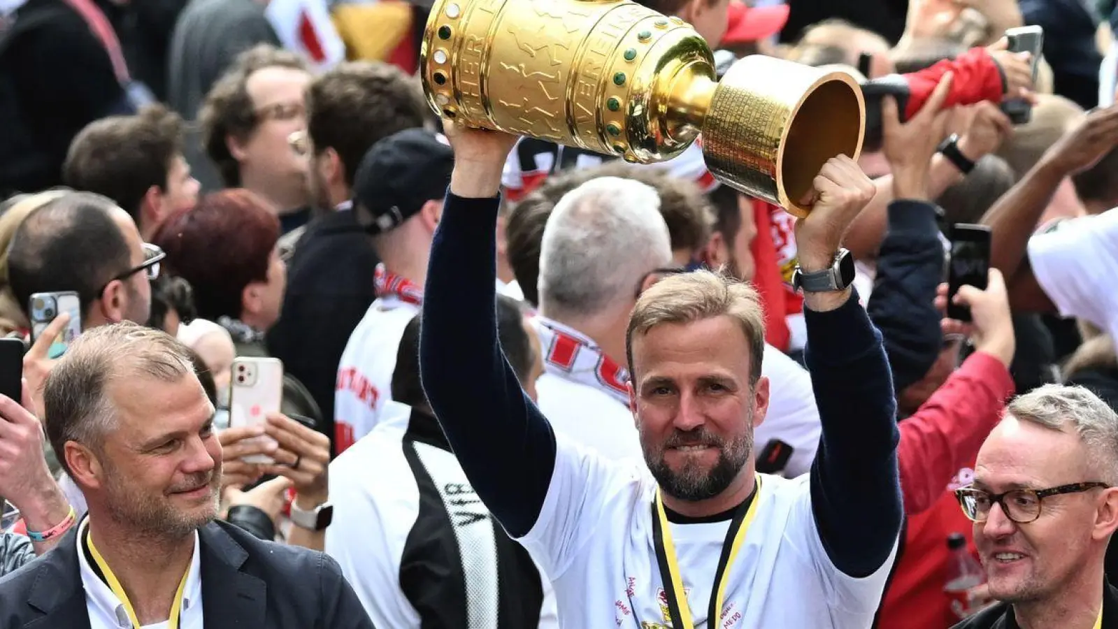 Die Erfolgsköpfe des VfB Stuttgart bleiben zusamemen: Fabian Wohlgemuth, Sebastian Hoeneß und Alexander Wehrle. (Archivbild) (Foto: Marijan Murat/dpa)