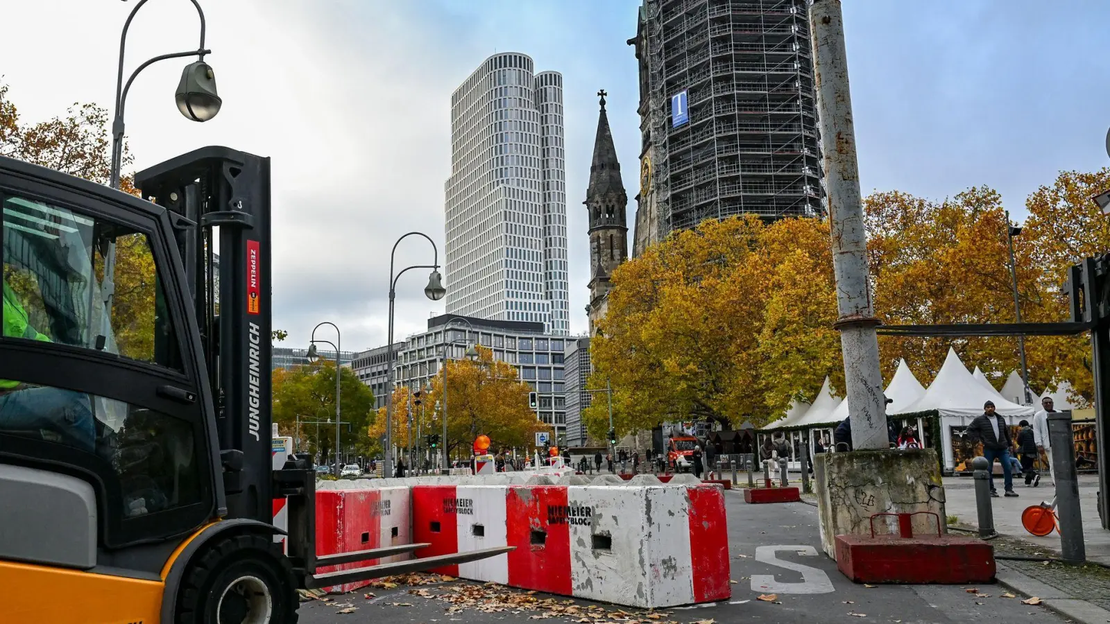 Sorgen vor Anschlägen auf Weihnachtsmärkten beschäftigen laut einer Umfrage rund zwei Drittel der Menschen in Deutschland. (Archivbild) (Foto: Jens Kalaene/dpa)