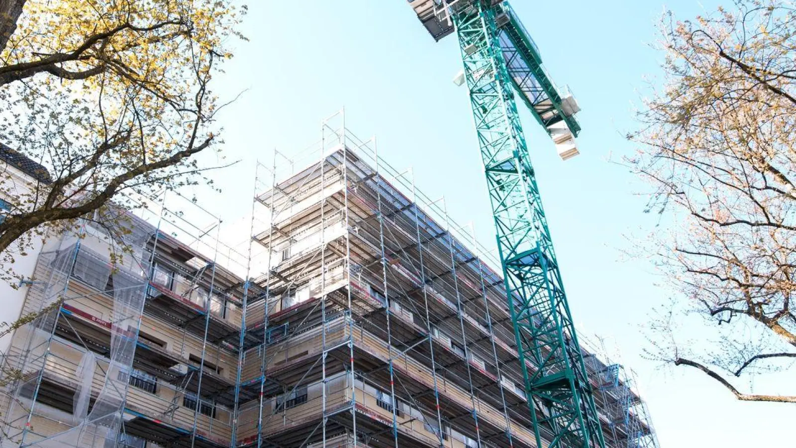 Laut der Industriegewerkschaft Bauen-Agrar-Umwelt fehlen mehr als 800.000 Wohnungen in Deutschland - vor allem bezahlbare. (Foto: Daniel Bockwoldt/dpa)