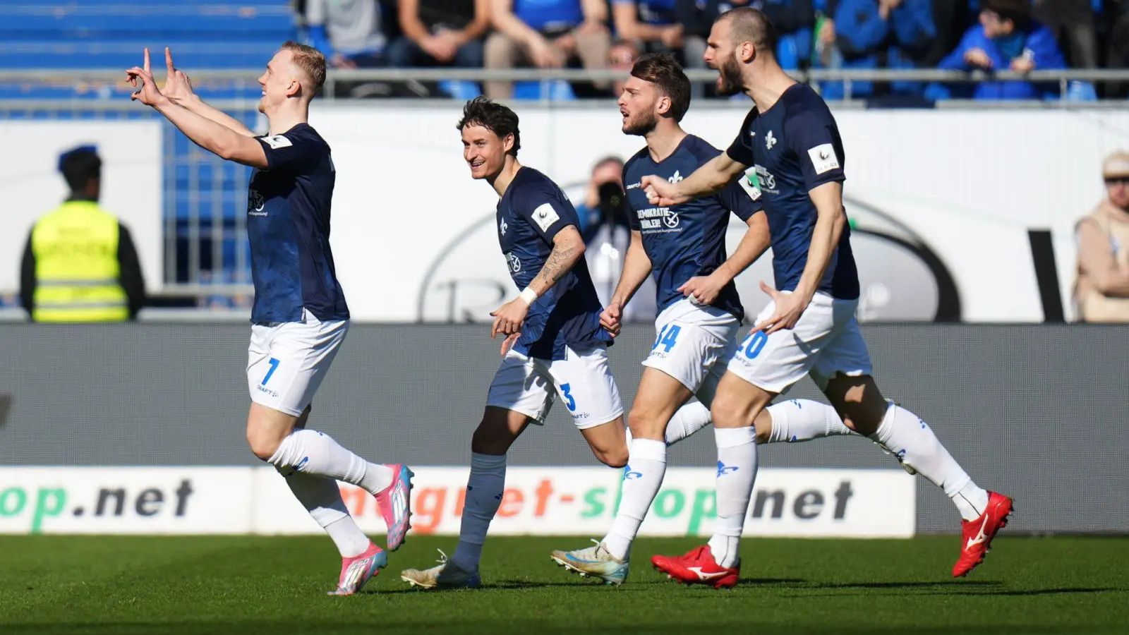 Darmstadt 98 hat mit einem Sieg gegen Schalke 04 seine Negativserie in der 2. Bundesliga beendet.  (Foto: Thomas Frey/dpa)