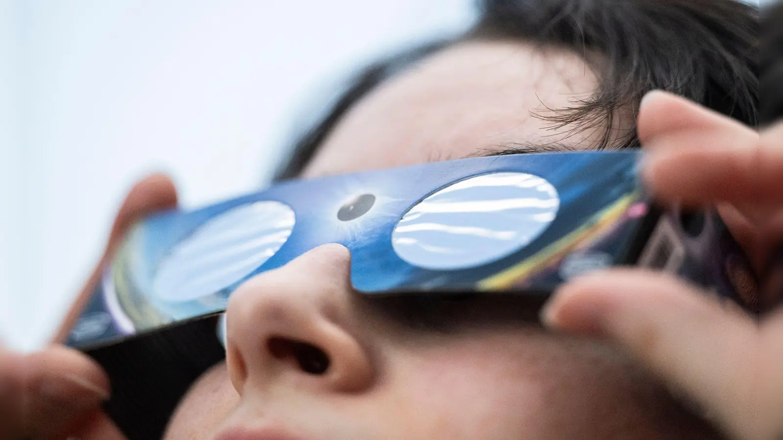 Sicher zur Sonnenfinsternis: Eine spezielle „SoFi-Brille“ schützt die Augen vor gefährlichem Sonnenlicht. (Symbolbild)  (Foto: Marijan Murat/dpa)