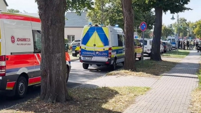 Bei einer Gewalttat an einem Schulcampus in Gosen-Neu Zittau in Brandenburg sind zwei Menschen ums Leben gekommen. (Foto: Moritz Deckwerth/dpa)