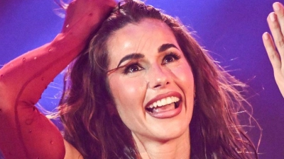 Sarah Engels kann ihr Glück kaum fassen - sie fährt zum ESC. (Foto: Britta Pedersen/dpa)