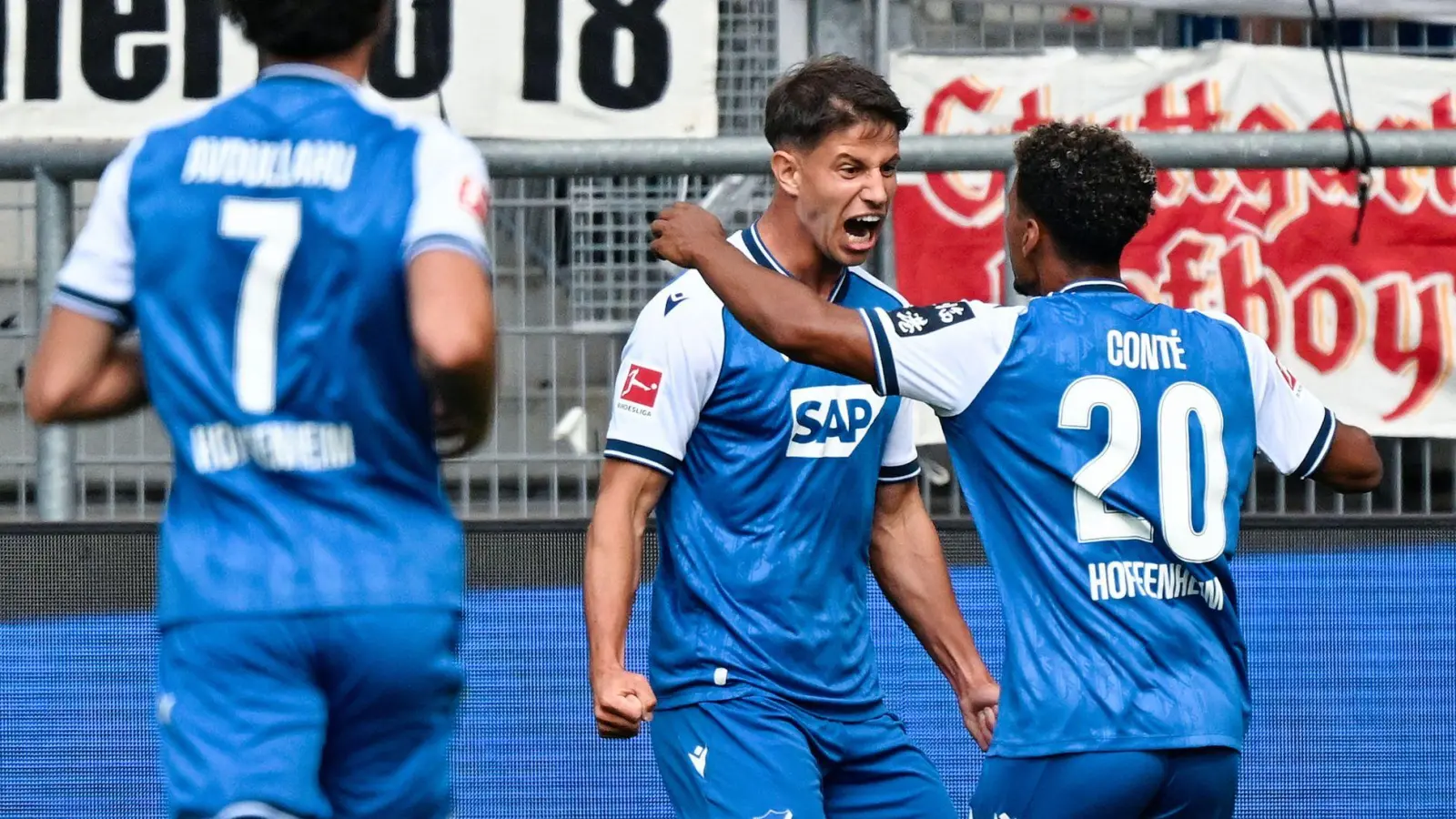 Adam Hložek jubelte mit seinen Teamkollegen über die Führung. (Foto: Uwe Anspach/dpa)