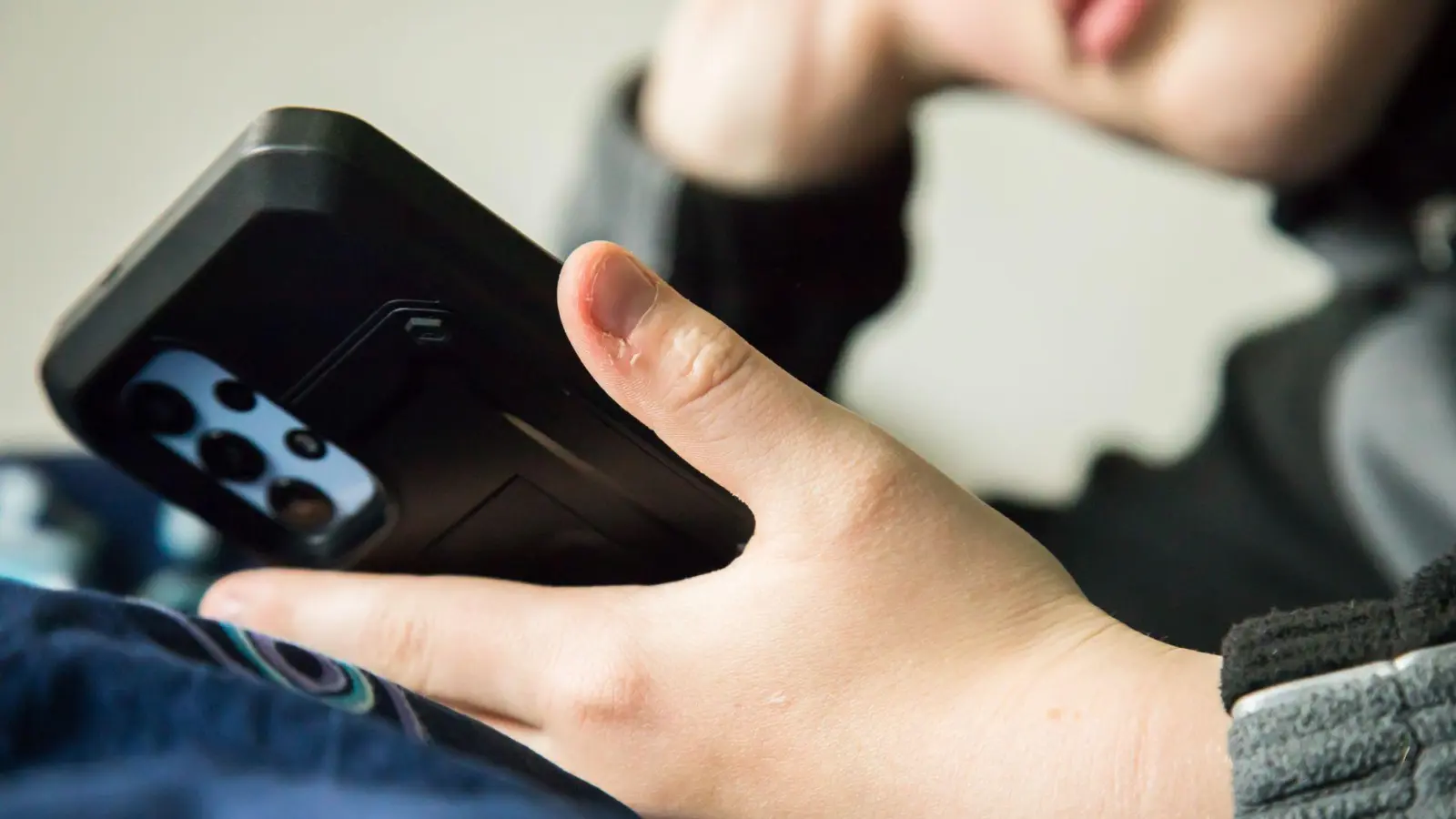 Früher Bravo, heute TikTok: Jede Generation hat sich ihre entwicklungsspezifischen Fragen von Medien beantworten lassen. (Foto: Christin Klose/dpa-tmnJ)