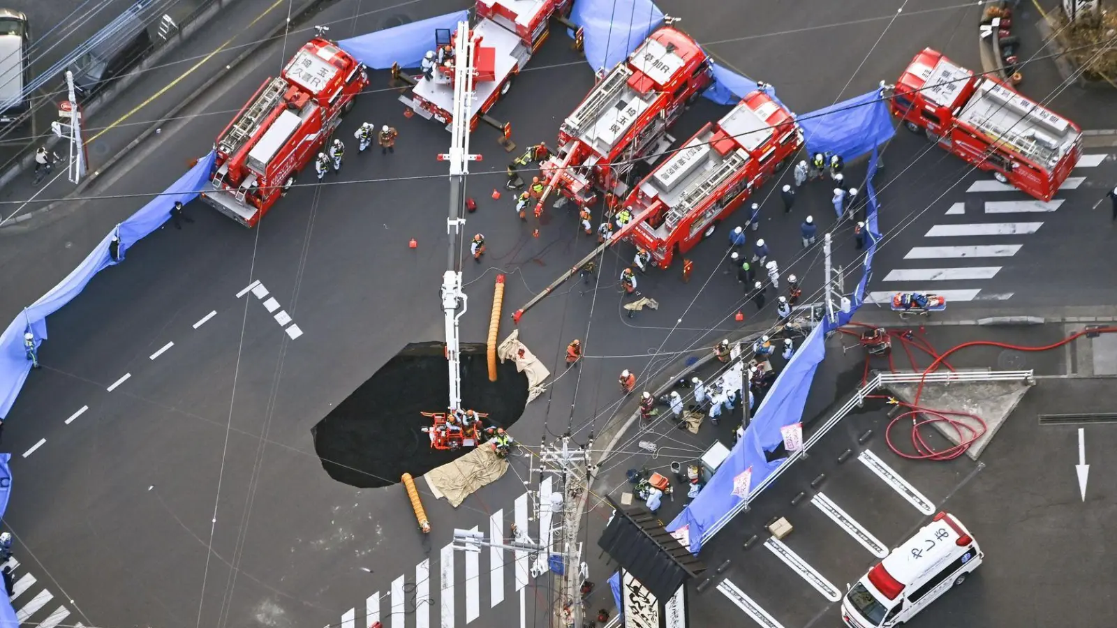 Mitten auf einer Kreuzung brach in Japan die Straße ein. (Foto: -/kyodo/dpa)