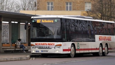 Der Busverkehr im Landkreis Ansbach, hier am Bahnhof Rothenburg, soll am Montag wie gewohnt laufen.  (Archivbild: Simone Hedler)