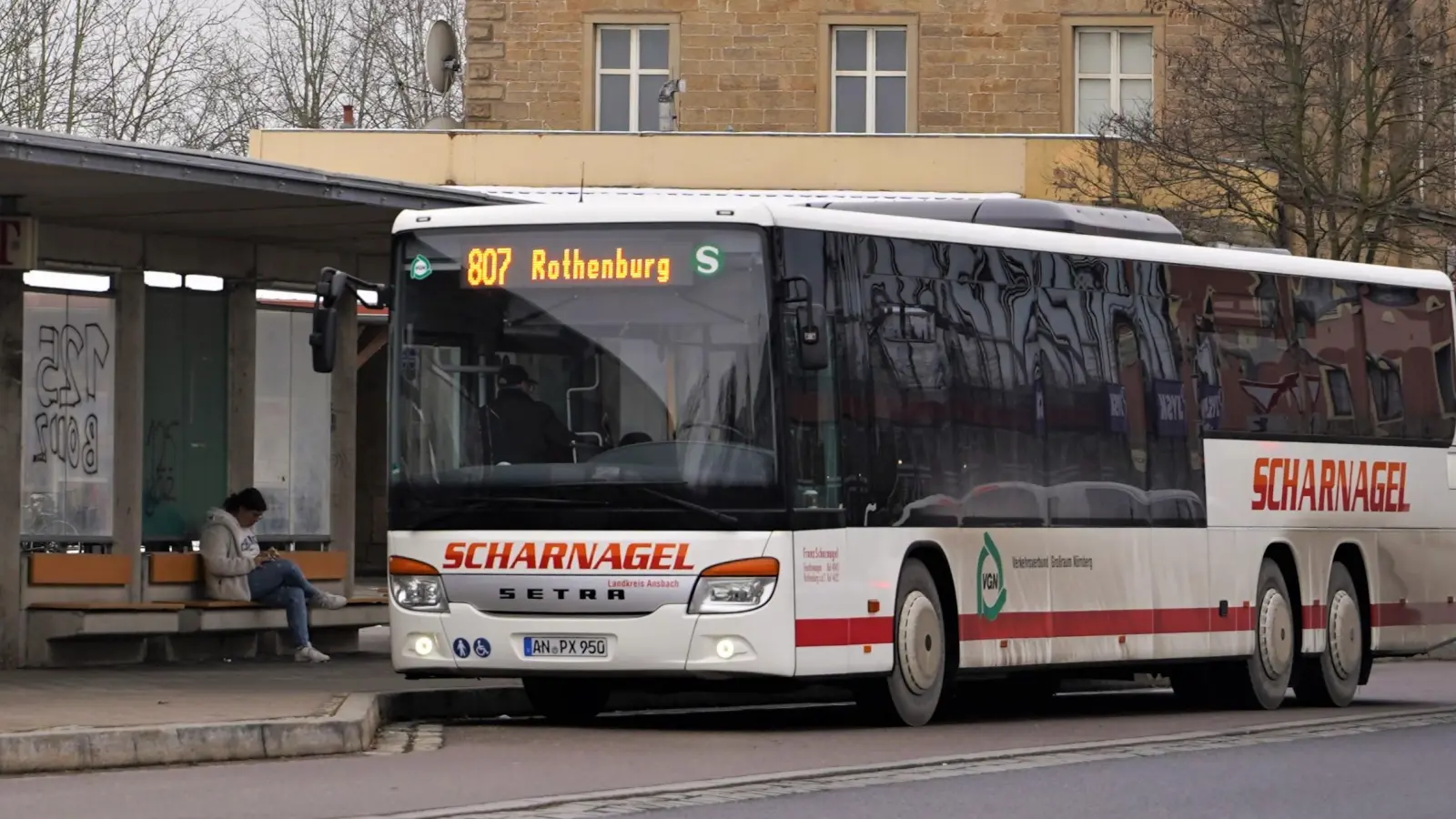 Der Busverkehr im Landkreis Ansbach, hier am Bahnhof Rothenburg, soll am Montag wie gewohnt laufen.  (Archivbild: Simone Hedler)