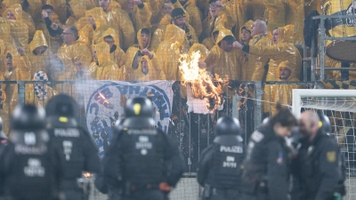 Das Spiel Dresden gegen Hertha BSC im April wurde von Ausschreitungen überschattet. (Archivbild) (Foto: Sebastian Kahnert/dpa)