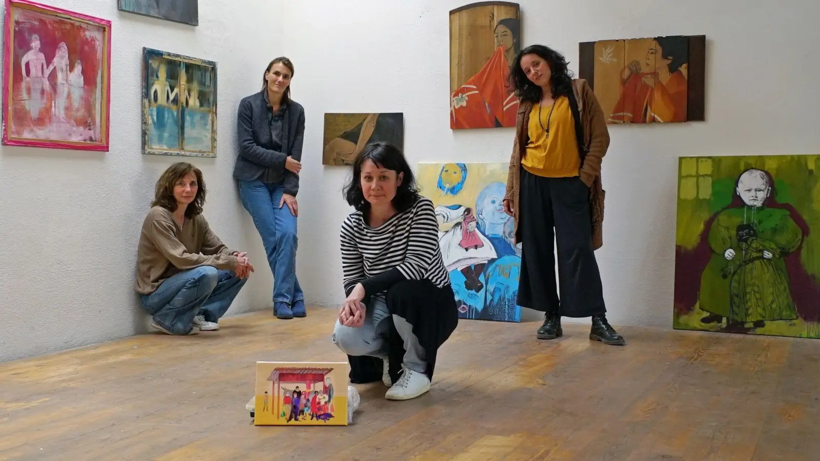 Präsentieren in Hilsbach unter dem Titel „timeless tales“ Arbeiten (von links): Susanne Husemann, Uta Heincke, Éva Taskovics und Clara Joris. Nicht auf dem Foto ist Ágnes Lipták. (Foto: Elke Walter)