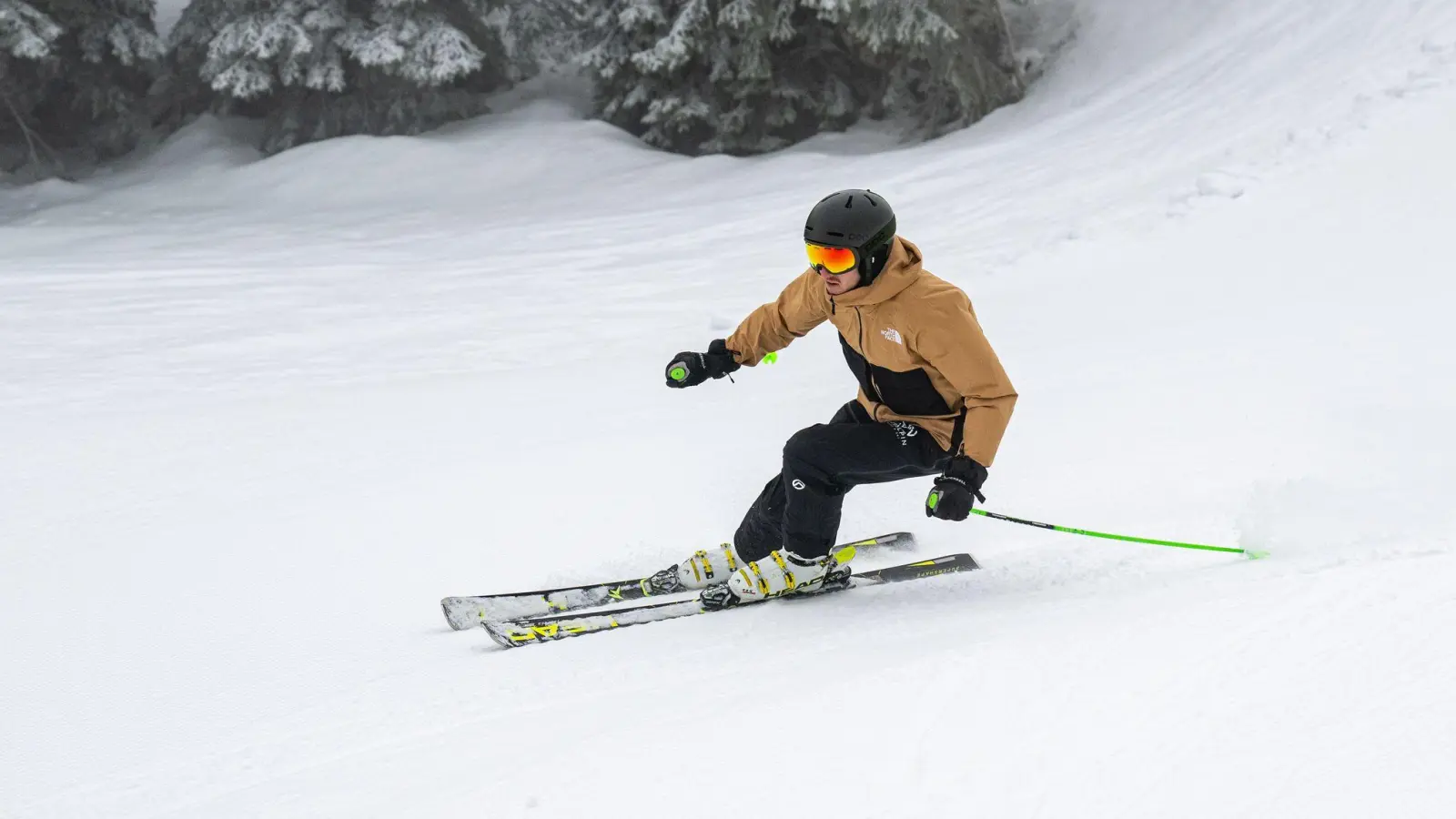 Skifahren geht nur in den Bergen? Von wegen: Für kurze Zeit kommen Wintersportfans auch in Westmittelfranken auf ihre Kosten. (Symbolbild: Benjamin Nolte/dpa-tmn)