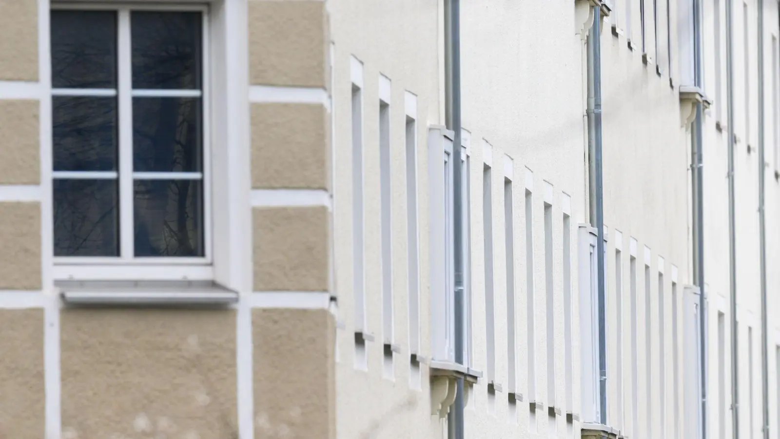 Blick auf ein Mehrfamilienhaus in der Innenstadt. (Foto: Julian Stratenschulte/dpa/Symbolbild)