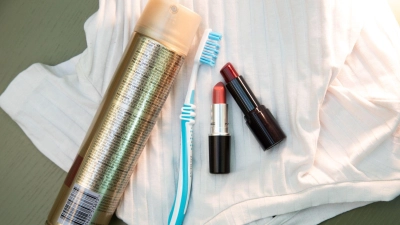 Schnelle Lösung? Lippenstift-Flecken sollen sich mit Haarspray entfernen lassen, verspricht ein Hack. (Foto: Christin Klose/dpa-tmn)