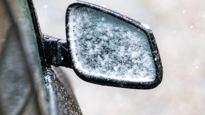 Schnee und Glätte beeinträchtigten auch die Autofahrer im Freistaat. (Foto: Armin Weigel/dpa)