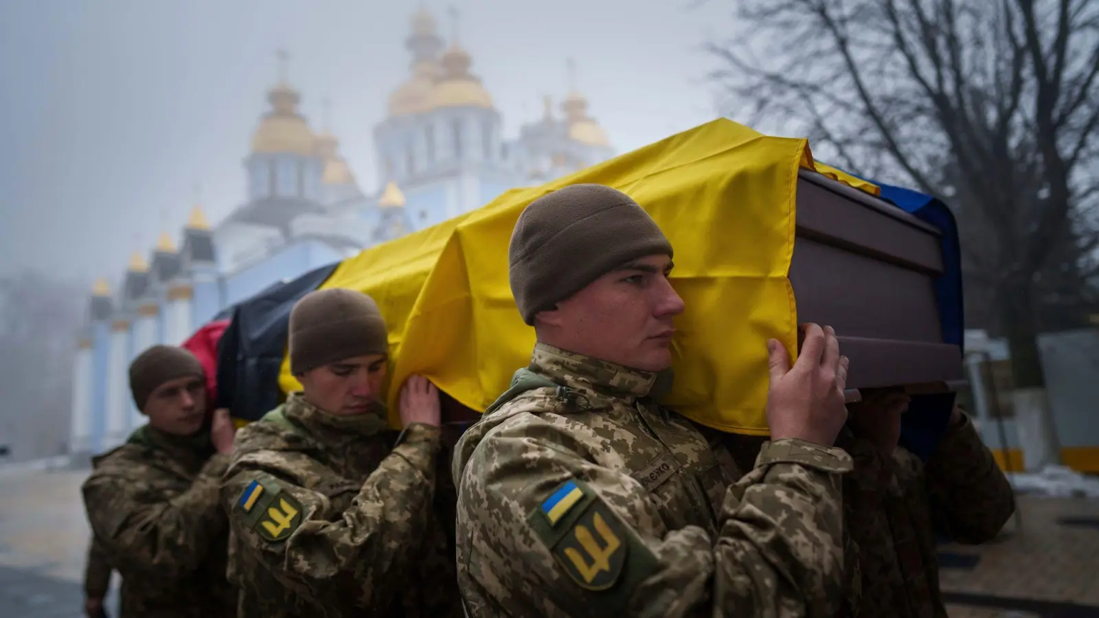 Beerdigungen von Soldaten sind in der Ukraine an der Tagesordnung. (Archivbild) (Foto: Evgeniy Maloletka/AP/dpa)