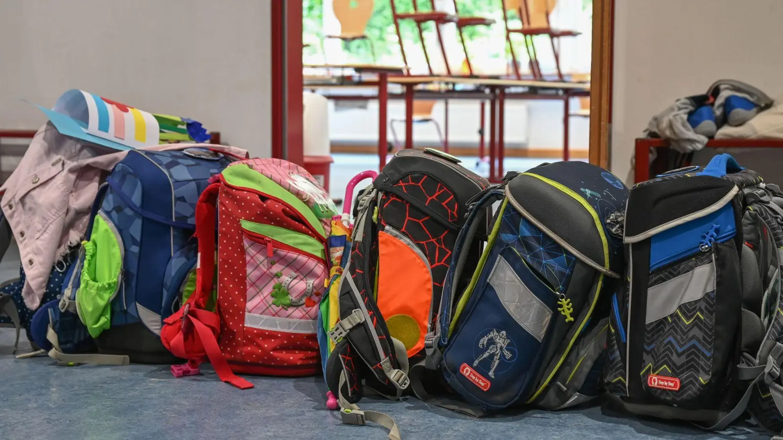 In Grundschulen werden schon nächstes Jahr sinkende Schülerzahlen erwartet. (Archivbild) (Foto: Arne Dedert/dpa)