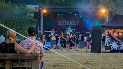 Premiere bei Rekordhitze: In Dorfgütingen steigt zum ersten Mal das Burning-Stausee-Festival. Der Verein Meadow Rising rief es ins Leben, nachdem das Meadow Festival in diesem Jahr ausfiel. (Foto: René Chlopotowski)
