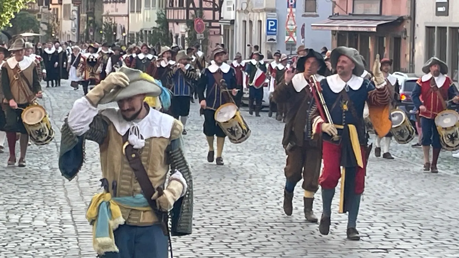 Zweiter Tag bei den Pfingsfestspielen in Rothenburg. Bei bestem Wetter gibt es überall in der Stadt mittelalterliches Treiben zu bewundern. (Foto: Gerhard Krämer)