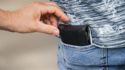 Ein Unbekannter hat einem Senior Geld aus dem Portemonnaie gestohlen. (Symbolbild) (Foto: Andreas Arnold/dpa)