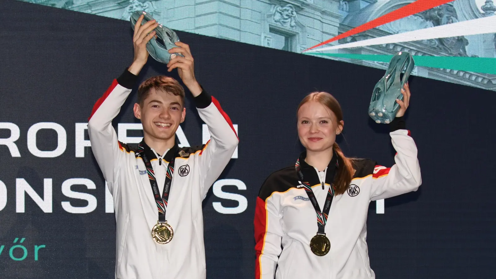 Gold Nummer eins: Justus Ott und Nele Stark bei der Mixed-Siegerehrung in Györ. (Foto: Jürgen Heise)