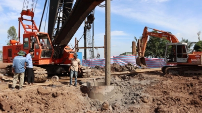 Einsatzkräfte im Südwesten von Vietnam versuchen weiterhin, den zehnjährigen Nam aus einem 35 Meter tiefen Betonrohr zu retten. (Foto: --/Dong Thap's People Committe/dpa)