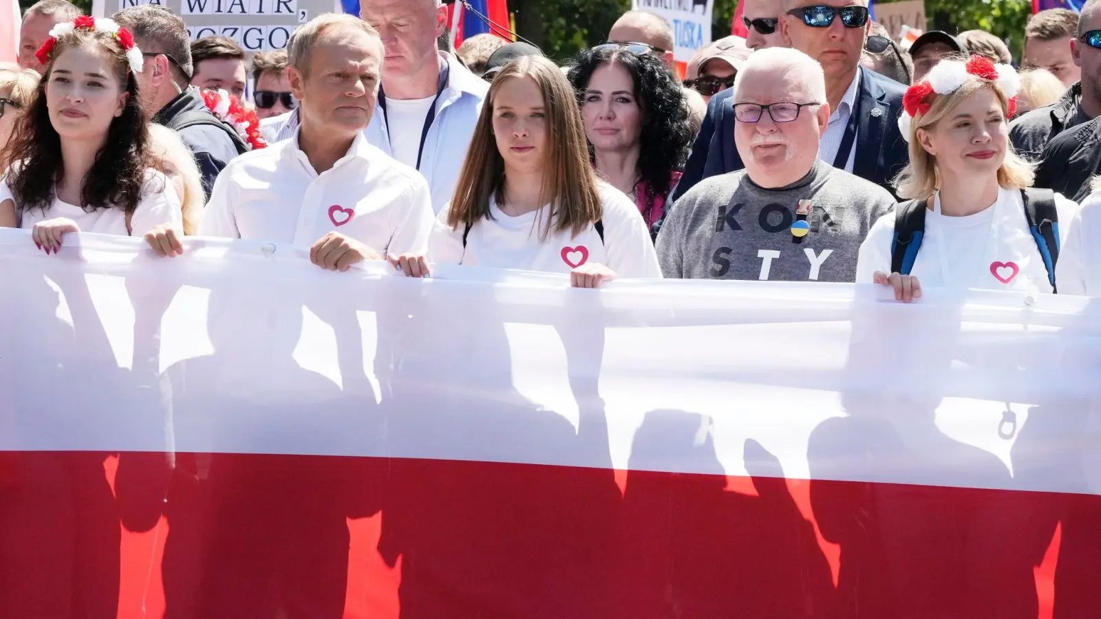 Oppositionspolitiker Donald Tusk (2.v.l) nimmt an der Seite von Polens Ex-Präsident Lech Walesa (2.v.r) und anderen Demonstranten an einem Protest gegen die Politik der PiS-Regierung teil. (Foto: Czarek Sokolowski/AP/dpa)