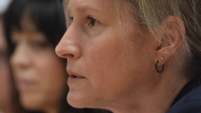 Simone Roeder von der Kripo Koblenz spricht bei der Pressekonferenz über die Ermittlungen. (Foto: Thomas Frey/dpa)