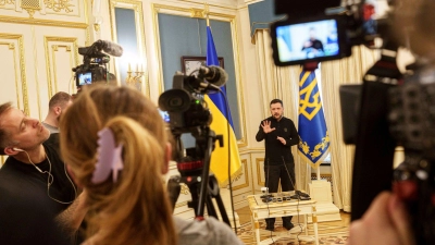 Viel wurde über ein zukünftiges Rohstoff-Abkommen zwischen den USA und der Ukraine spekuliert, doch geht es Selenskyj zufolge erst einmal nur um ein Rahmenabkommen.  (Foto: Evgeniy Maloletka/AP/dpa)